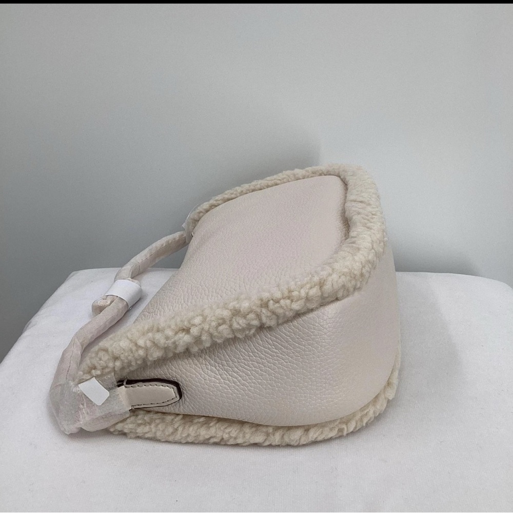 MICHAEL KORS CARMELA Cream Multi
Medium Leather Chain Crossbody
Shearling
NWT - Picture 6 of 8